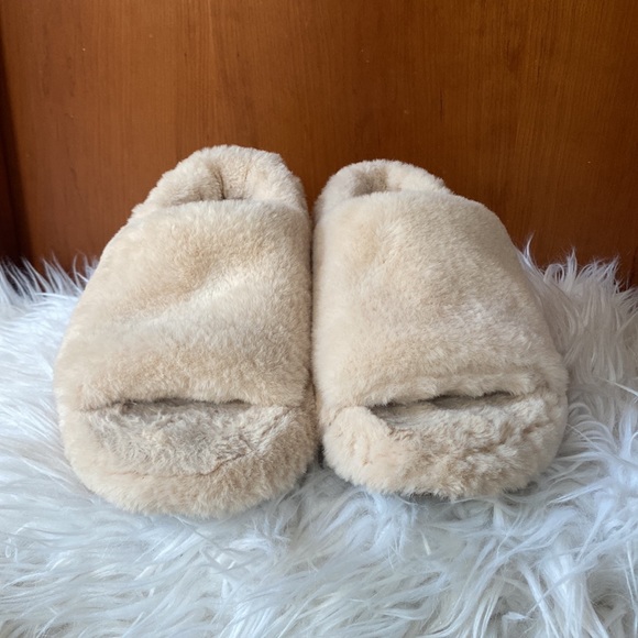 Like 🆕 American Eagle Fuzzy Slippers sz 5-6 - Picture 2 of 6
